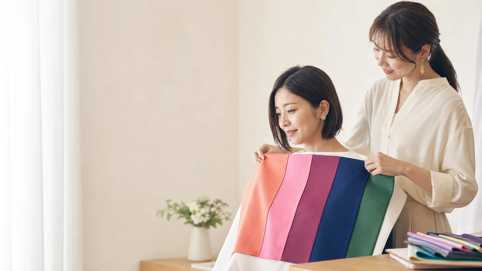 カラードレープを肩元に当てて色の見え方を確認する様子