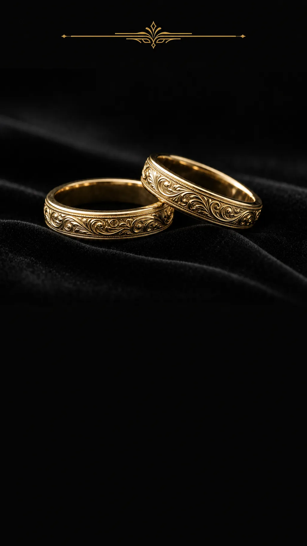 黒いベルベットの上に、唐草彫りのペアの結婚指輪が寄り添って置かれている。